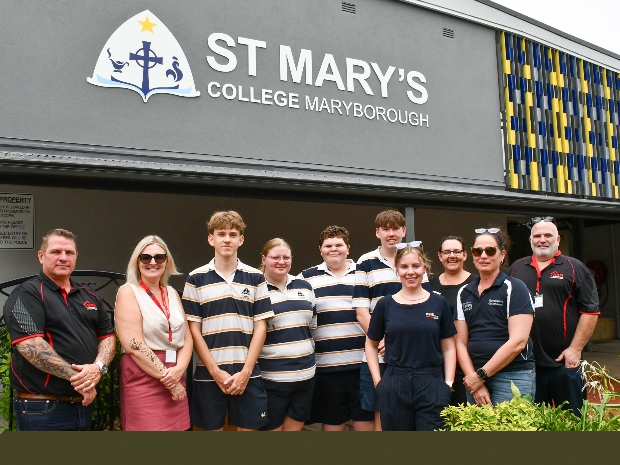 Group of students and staff with representatives of CQ Building Supplies and the National Timber and Hardware Association